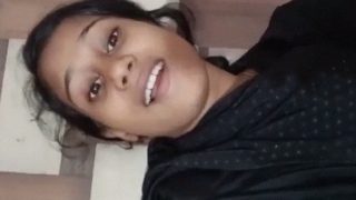 क्यूट लड़की अपने छूट मई उंगली करते हुवे