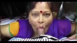 दोस्त की रंडी माँ ने साडी में लंड चूसा