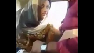 पाकिस्तानी खाला ने कार में भांजे का लंड लिया