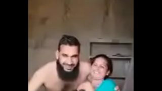 पाकिस्तानी वाईफ की गोरी गांड से खेलता मुल्ला जी