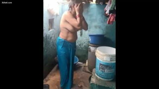 देसी आंटी के बाथरूम में नहाने का न्यूड सेक्सी वीडियो