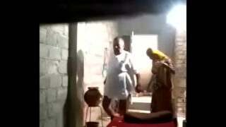 बूढ़े ताऊ ने अपने नोकर की जवान लुगाई को चोदा