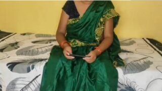 देसी भाभी फीड्स हेर मिल्क वित खिचड़ी